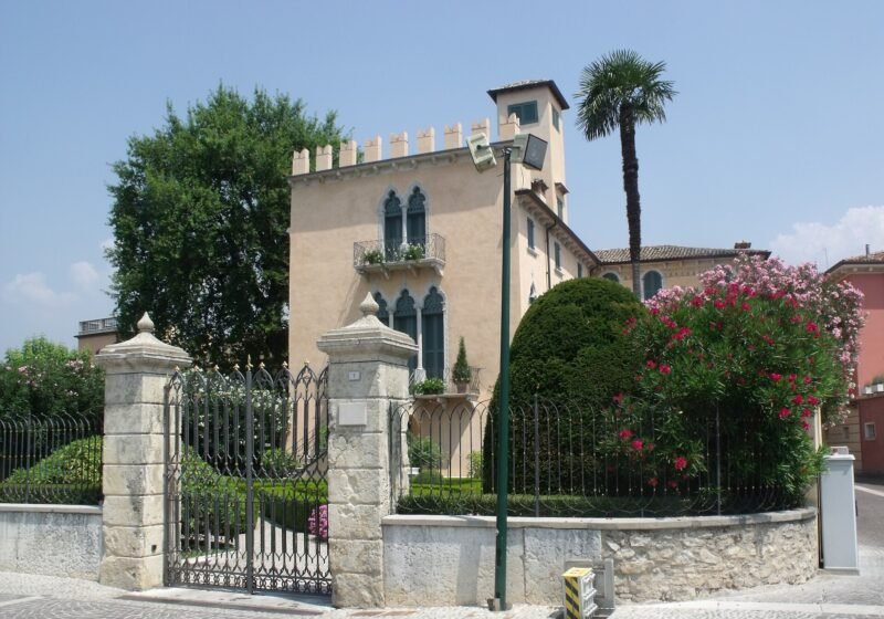 Browse the Thursday market on the waterfront – Bardolino