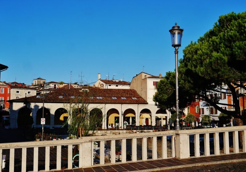Browse the Tuesday market on the lakefront – Desenzano del Garda