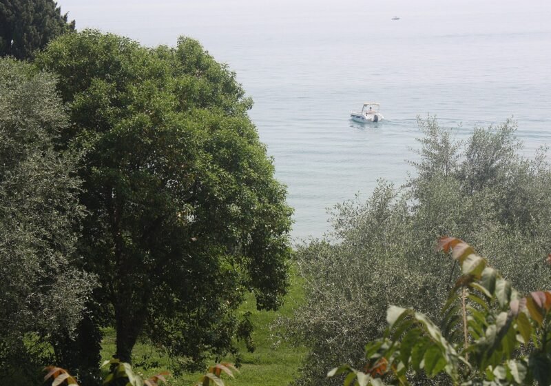 Garda, Punta San Vigilio, boat on the Lake Garda – Garda