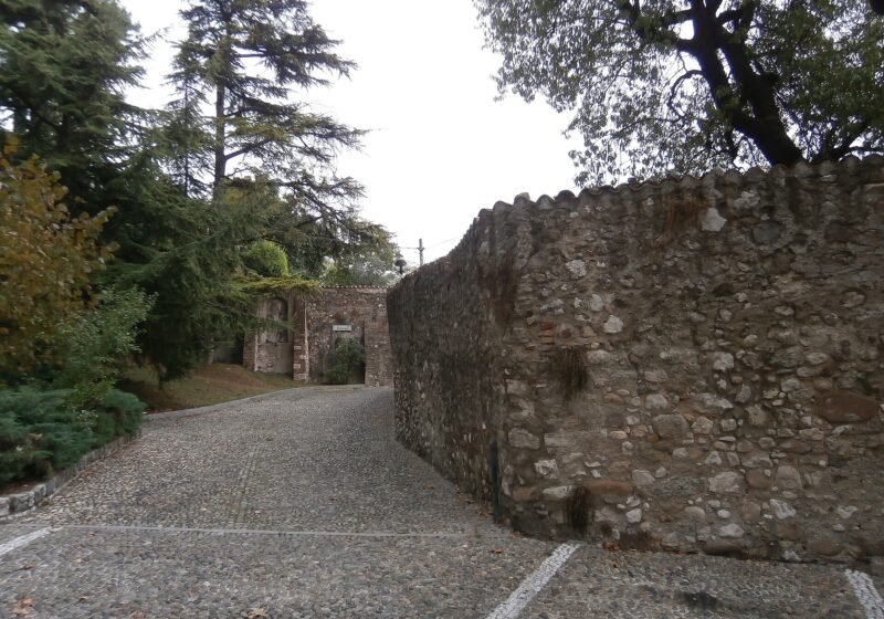 Tour the Casa del Podestà and its library – Lonato del Garda