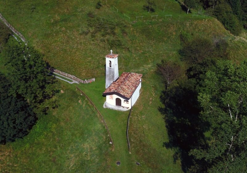 Cadria, chiesa di San Lorenzo by drone 03 – Magasa