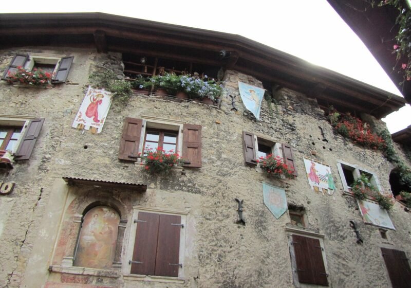 Browse the Christmas market in Canale – Tenno