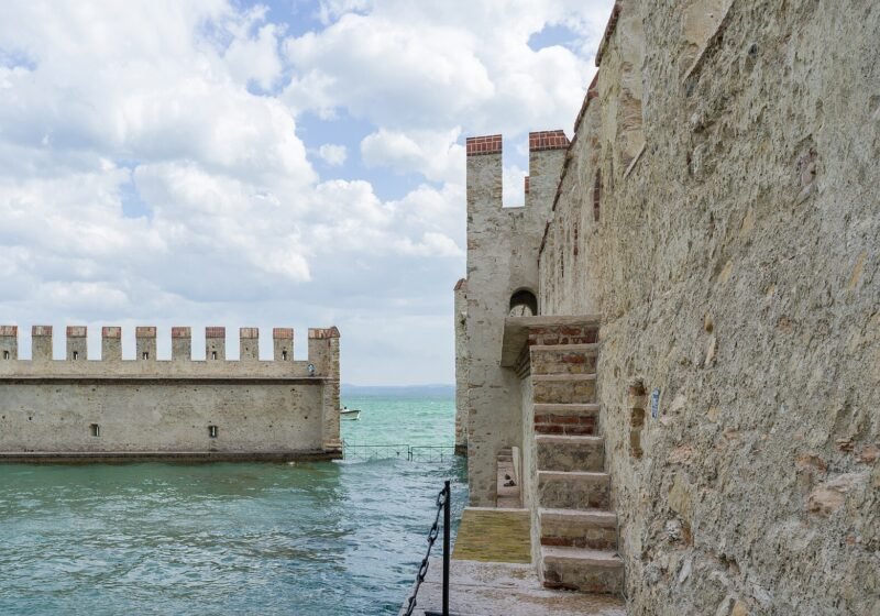 Browse the Friday market at Colombare – Sirmione
