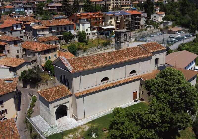 Gardola, chiesa di Santa Maria Assunta by drone 01 – Tignale