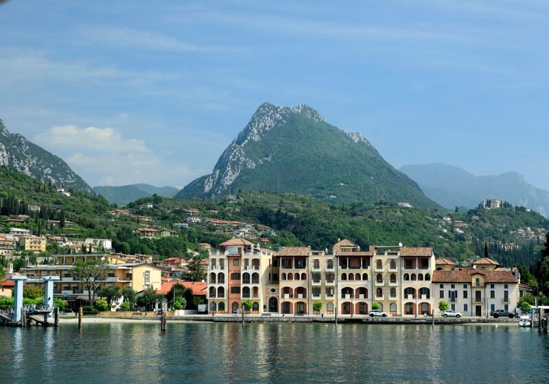 Browse the Thursday market on the Maderno lakefront – Toscolano Maderno