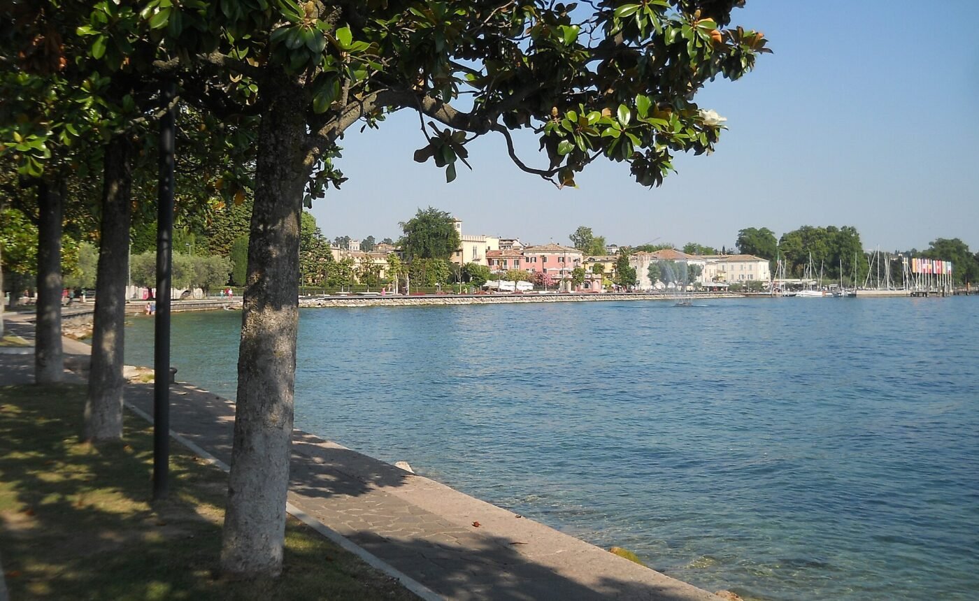 Best for a first visit: the east shore from Bardolino to Garda – Bardolino
