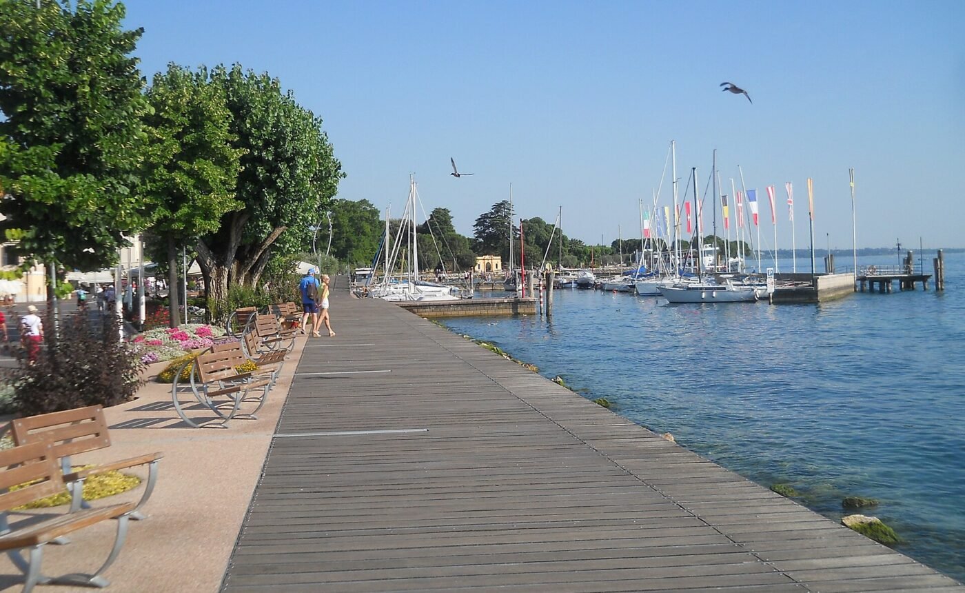 Chiaretto wine bars on the Bardolino lakefront – Bardolino