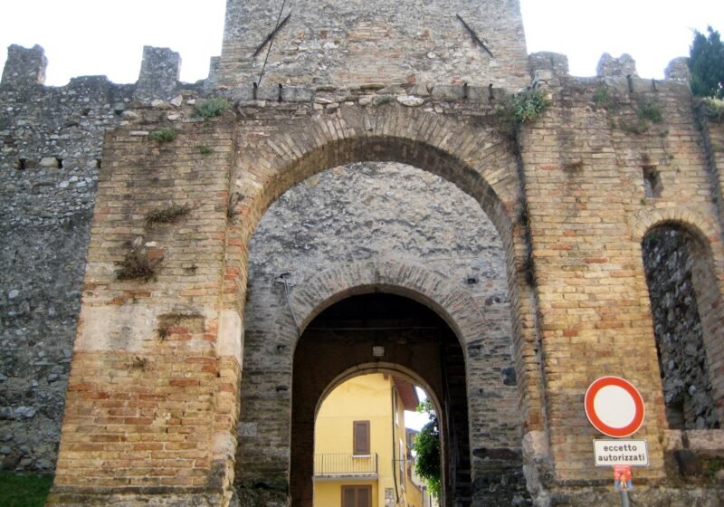Moniga castle gate, exterior – Moniga del Garda