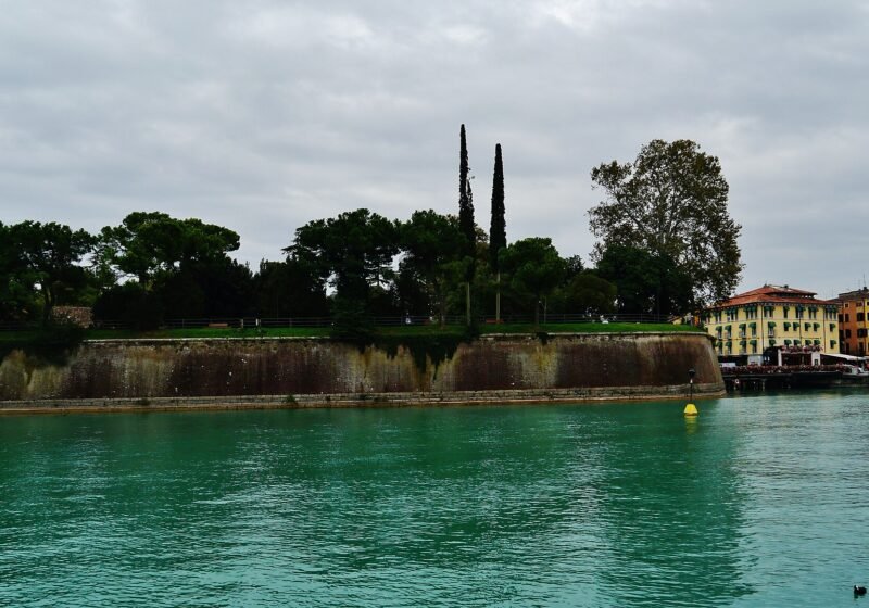 Browse the Monday market and the lakefront shops – Peschiera del Garda