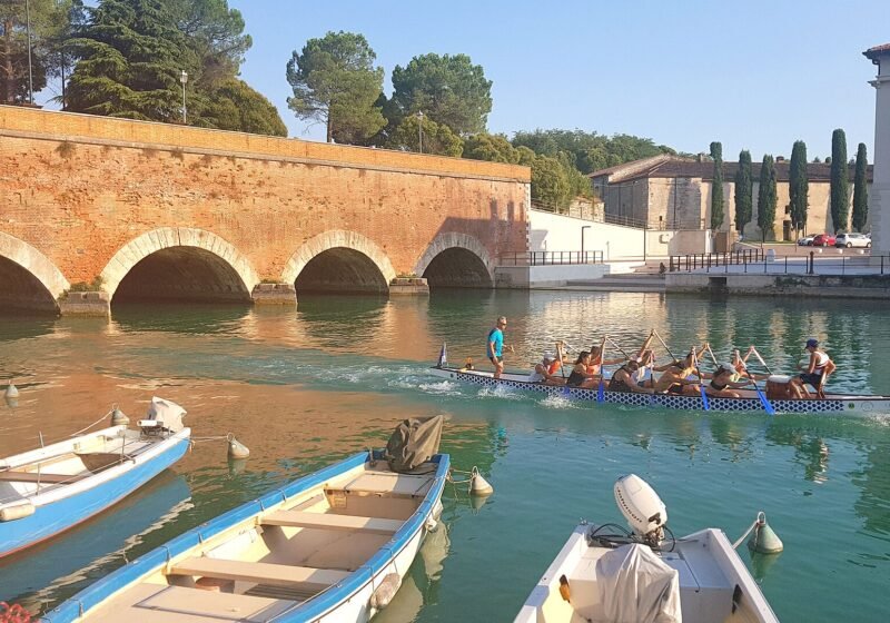 Cross the Ponte dei Voltoni and follow the canals – Peschiera del Garda