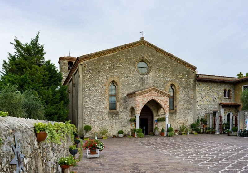 Walk up to the Sanctuary of the Madonna del Carmine – San Felice del Benaco